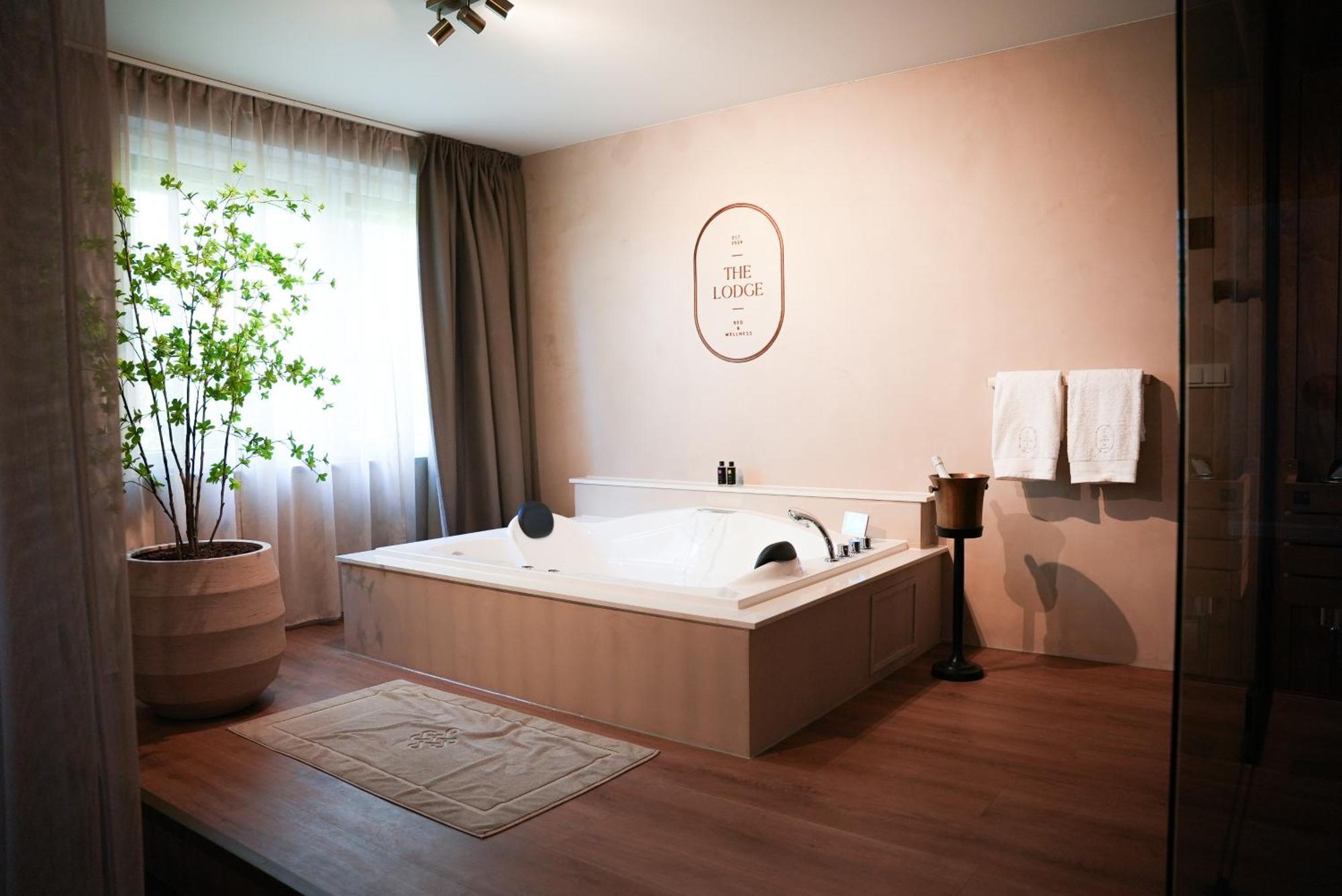 The Lodge Bed & Wellness Oisterwijk Sauna, Jacuzzi, Luxury Moergestel エクステリア 写真