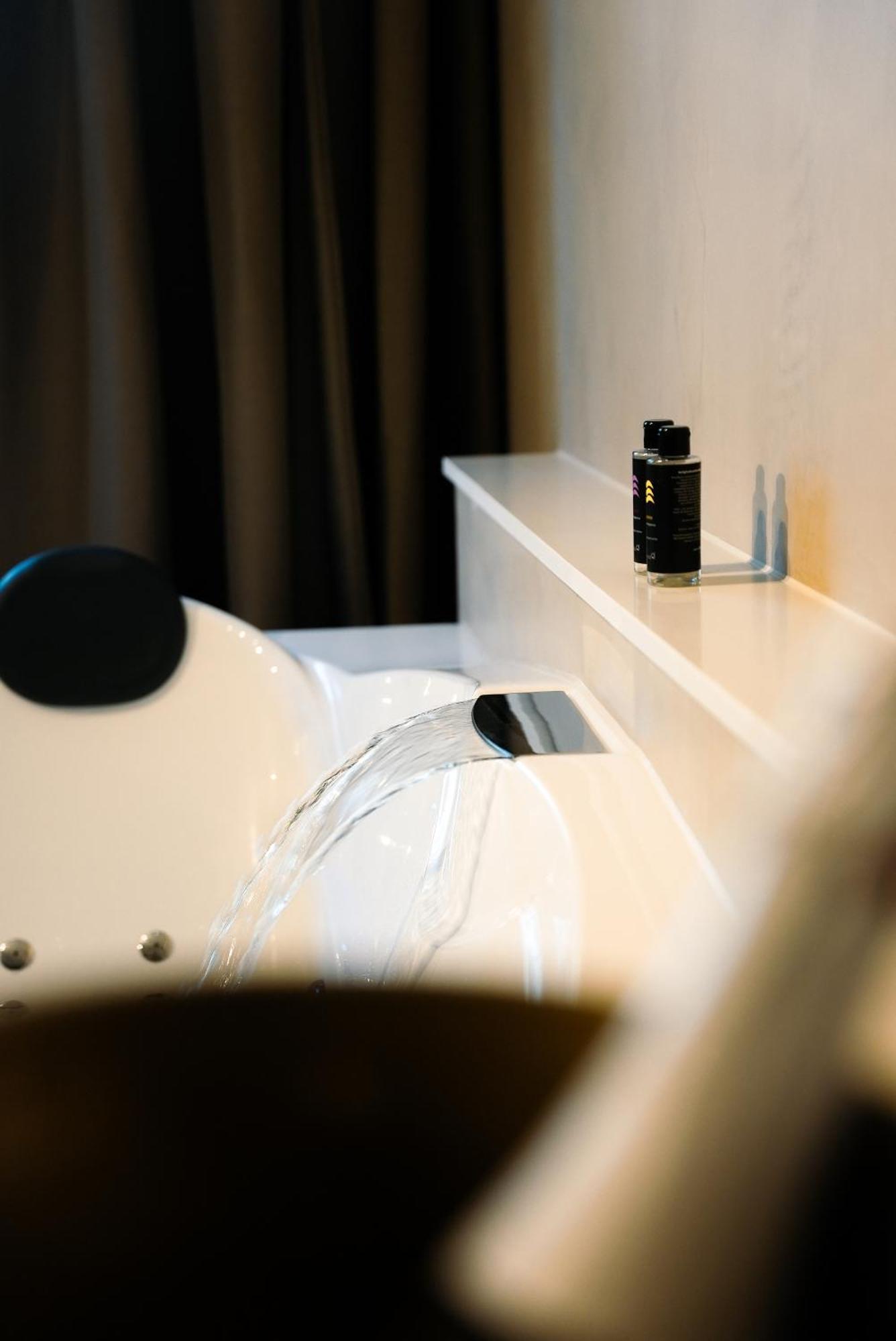 The Lodge Bed & Wellness Oisterwijk Sauna, Jacuzzi, Luxury Moergestel エクステリア 写真